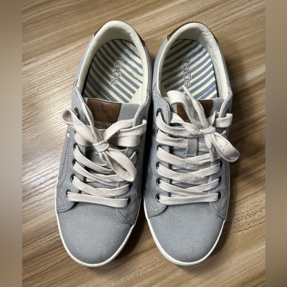Taos Women’s Star Burst Sneakers Size 8